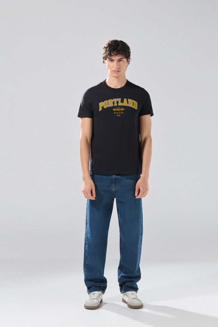 Camiseta negra en algodón college con cuello redondo
