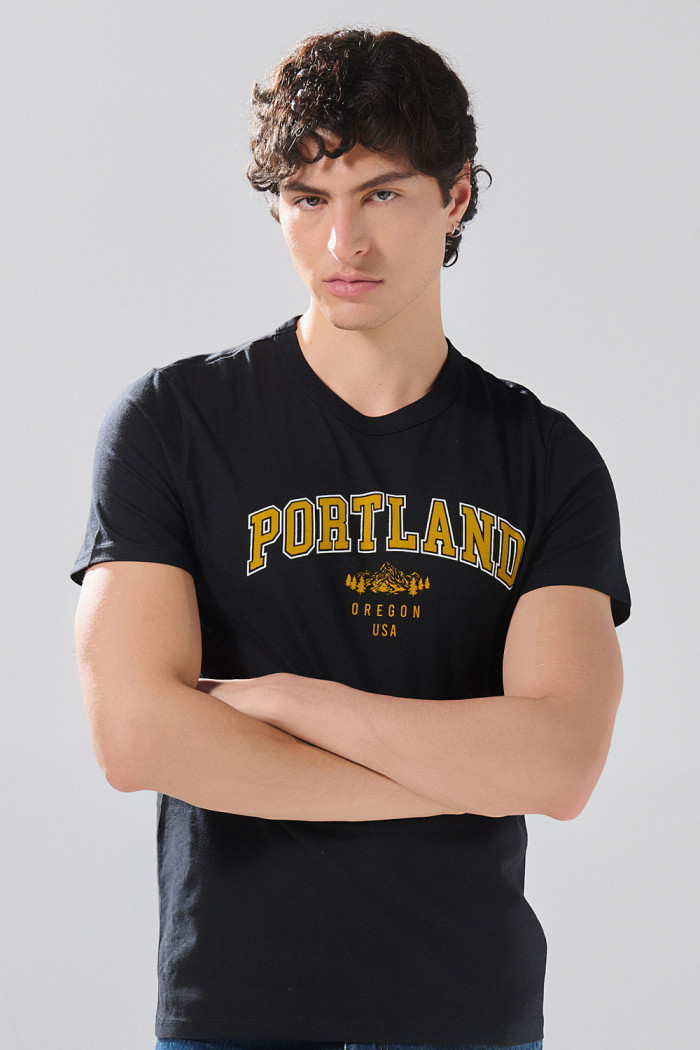 Camiseta negra en algodón college con cuello redondo

