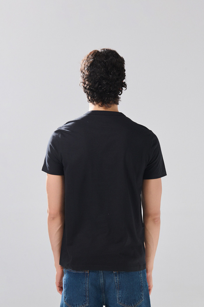 Camiseta negra en algodón college con cuello redondo
