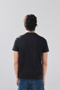 Camiseta negra en algodón college con cuello redondo
