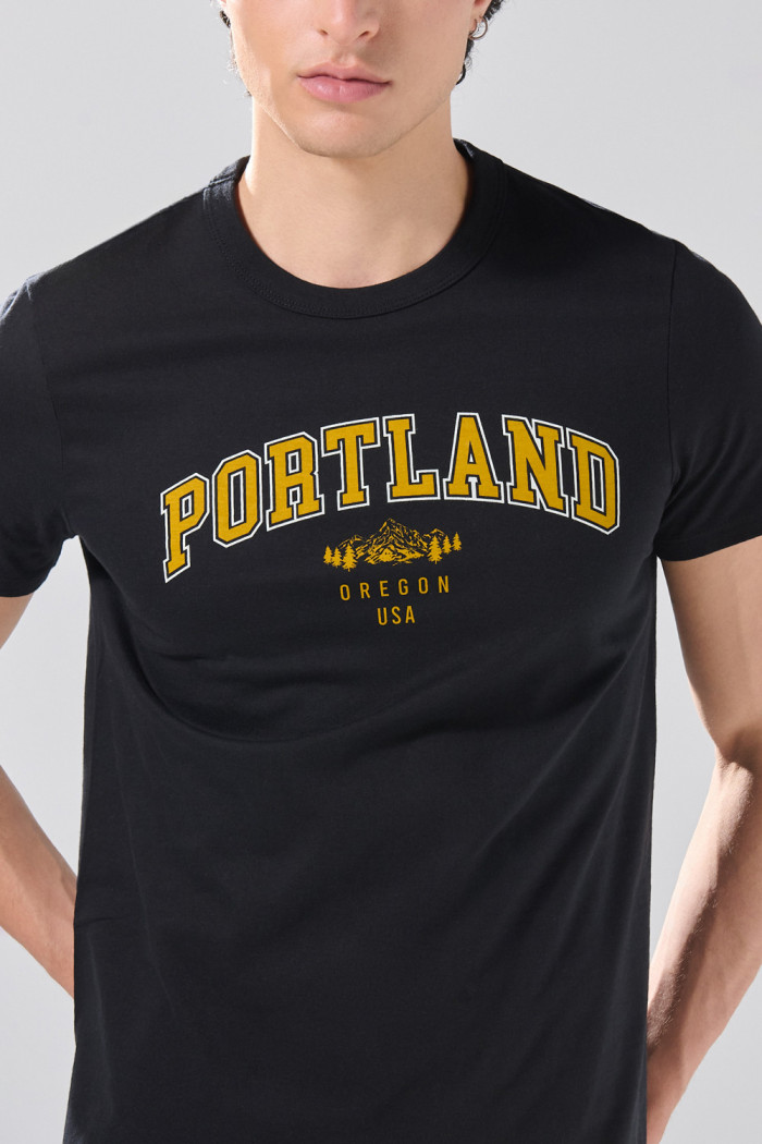Camiseta negra en algodón college con cuello redondo
