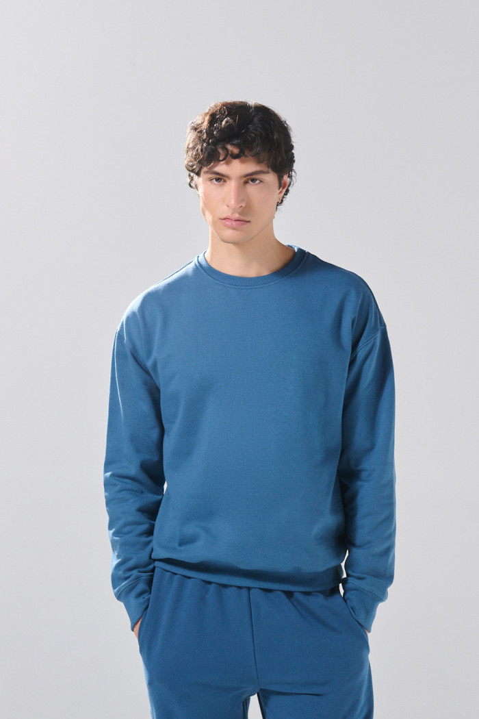 Buzo oversize cuello redondo unicolor en tela perchada
