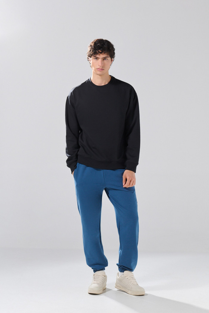 Buzo oversize cuello redondo unicolor en tela perchada

