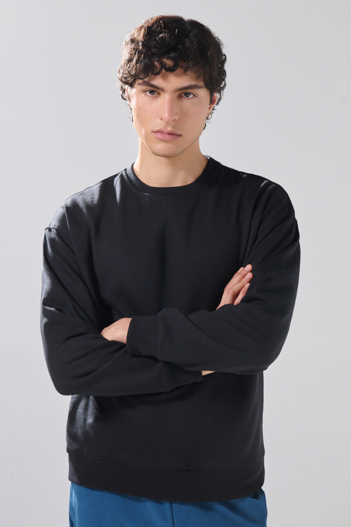 Buzo oversize cuello redondo unicolor en tela perchada
