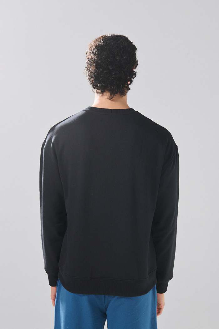 Buzo oversize cuello redondo unicolor en tela perchada
