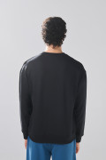 Buzo oversize cuello redondo unicolor en tela perchada
