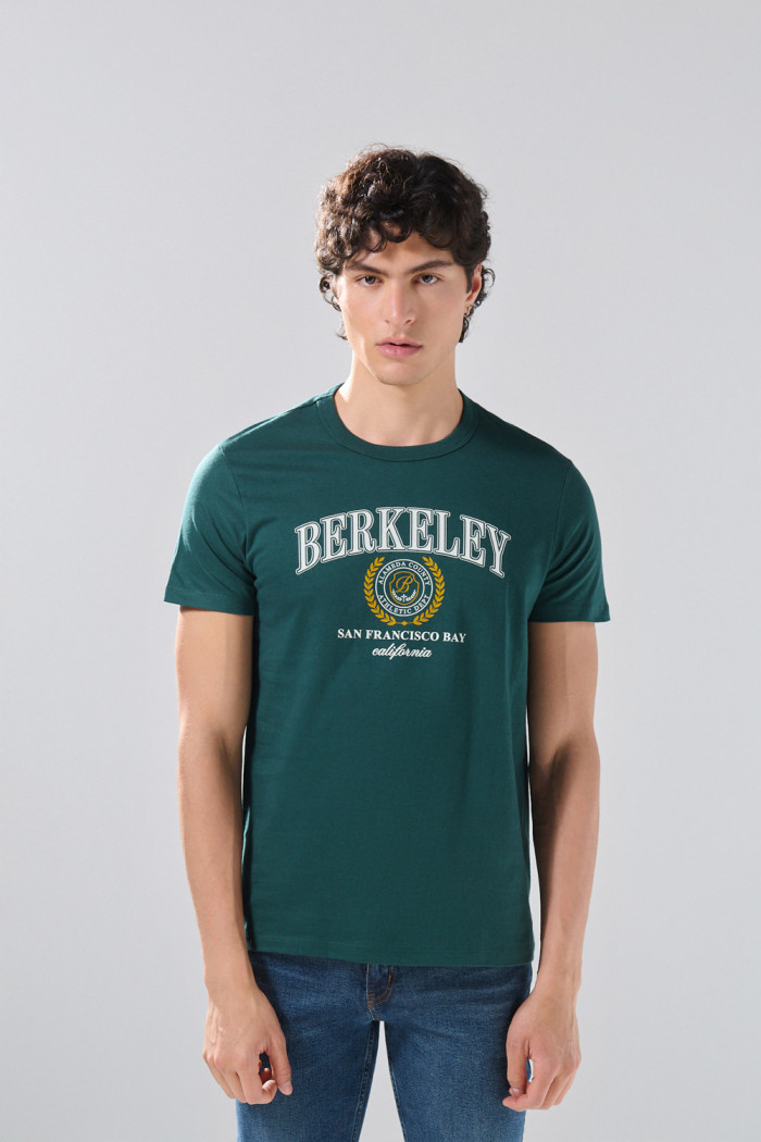 Camiseta verde oscura con diseño college y cuello redondo
