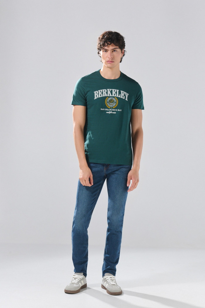 Camiseta verde oscura con diseño college y cuello redondo
