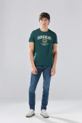 Camiseta verde oscura con diseño college y cuello redondo
