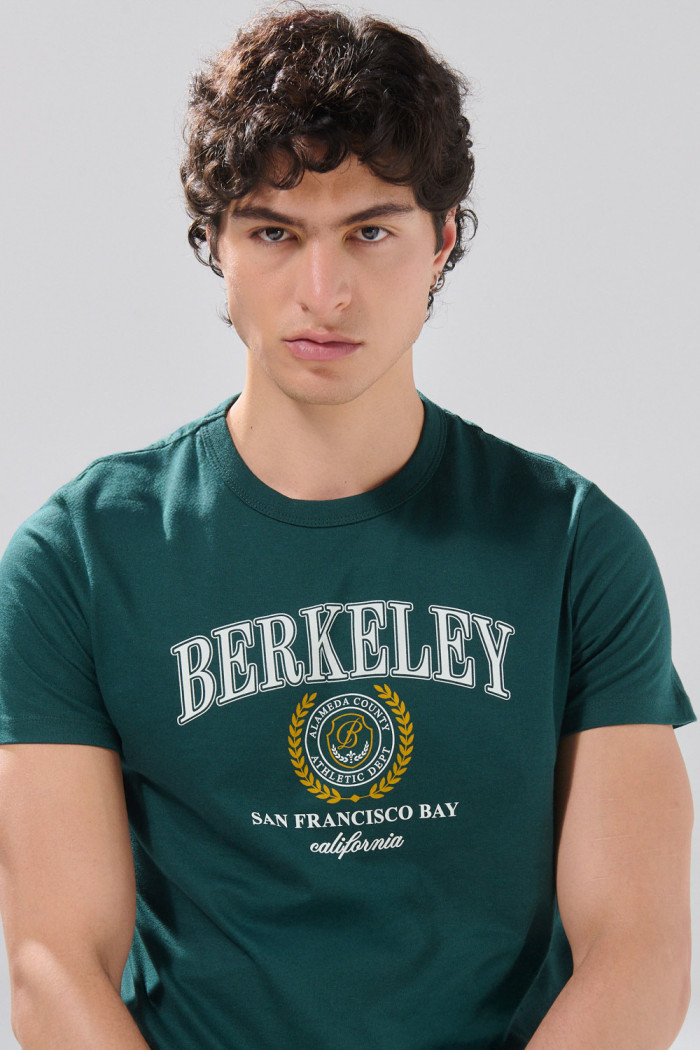 Camiseta verde oscura con diseño college y cuello redondo
