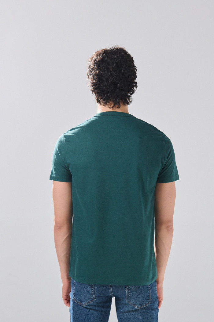 Camiseta verde oscura con diseño college y cuello redondo
