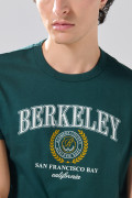 Camiseta verde oscura con diseño college y cuello redondo

