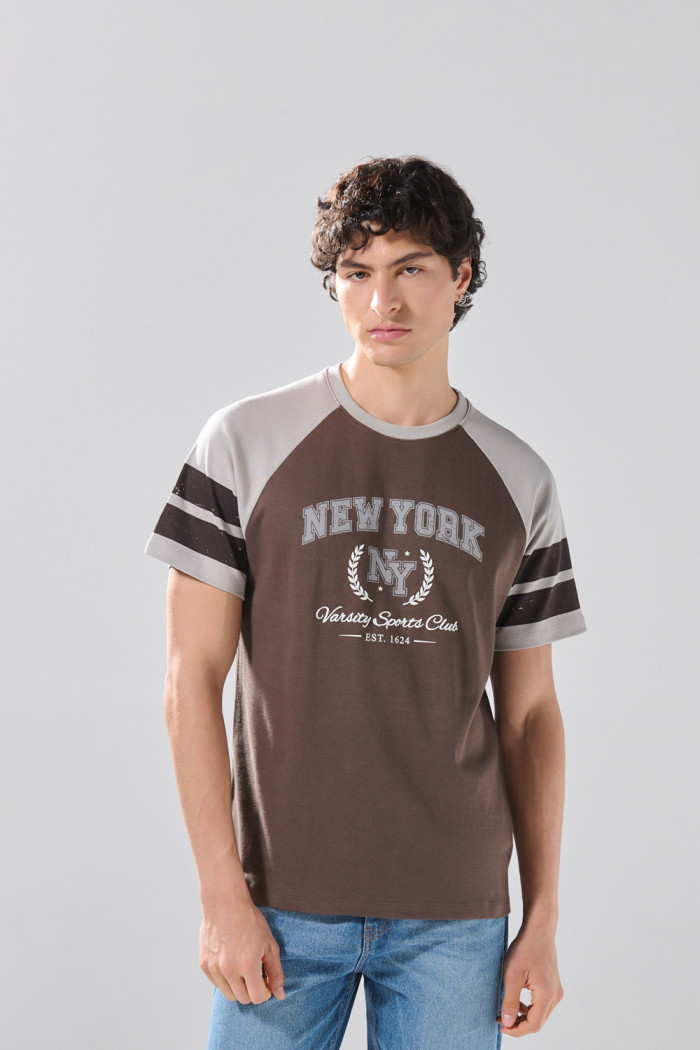 Camiseta manga ranglan corta café oscura con arte college
