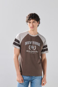 Camiseta manga ranglan corta café oscura con arte college
