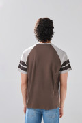 Camiseta manga ranglan corta café oscura con arte college
