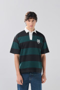 Camiseta verde oscura college con cuello polo y rayas
