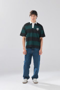Camiseta verde oscura college con cuello polo y rayas
