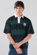 Camiseta verde oscura college con cuello polo y rayas
