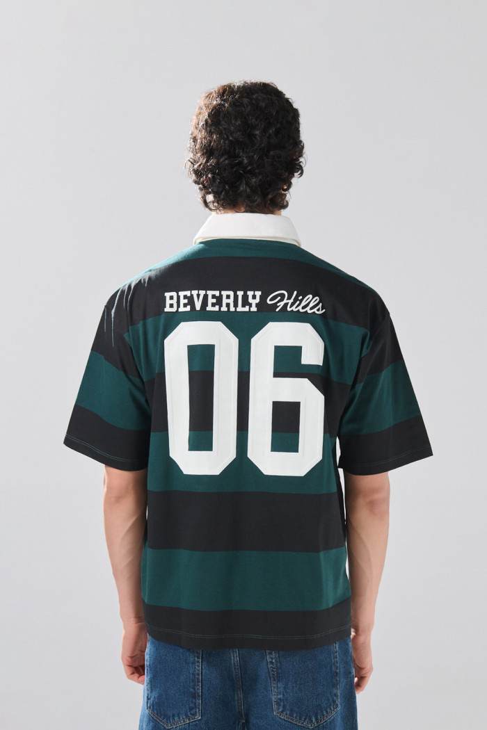 Camiseta verde oscura college con cuello polo y rayas
