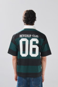 Camiseta verde oscura college con cuello polo y rayas
