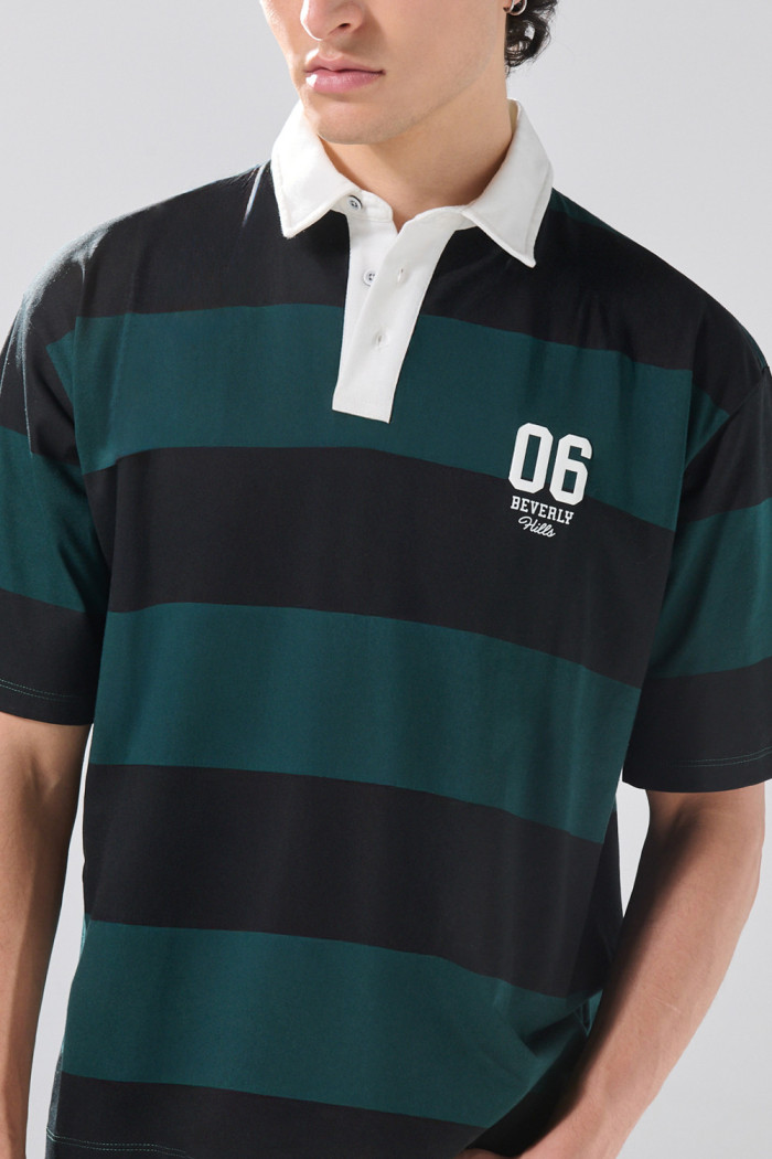 Camiseta verde oscura college con cuello polo y rayas

