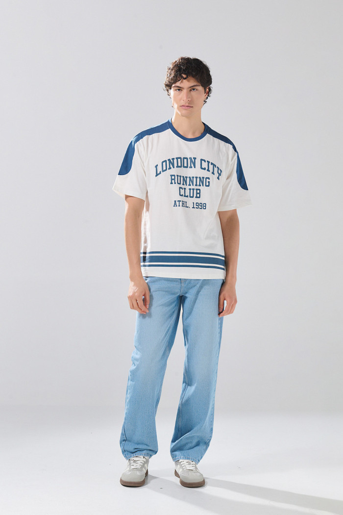 Camiseta manga corta crema college con franjas azules
