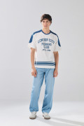 Camiseta manga corta crema college con franjas azules
