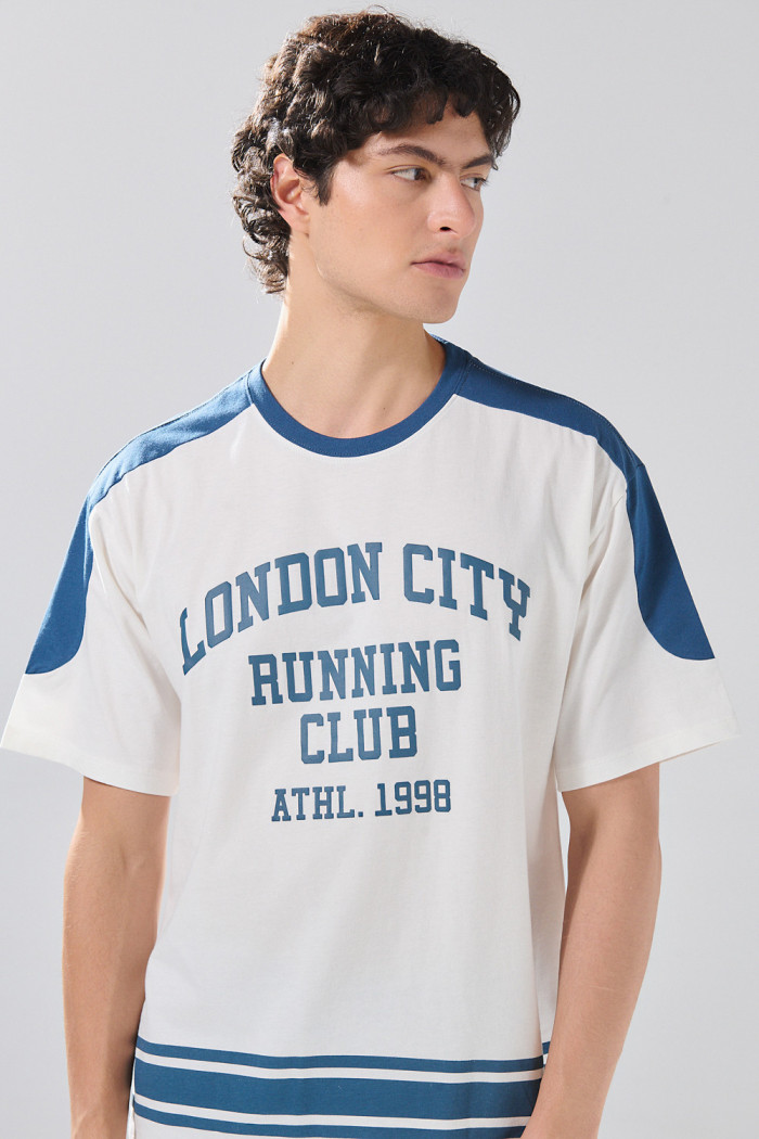 Camiseta manga corta crema college con franjas azules
