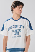 Camiseta manga corta crema college con franjas azules
