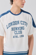 Camiseta manga corta crema college con franjas azules
