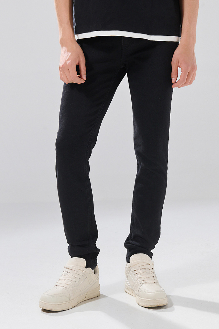 Jean infaltables negro skinny con tiro bajo y bolsillos
