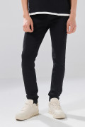 Jean infaltables negro skinny con tiro bajo y bolsillos

