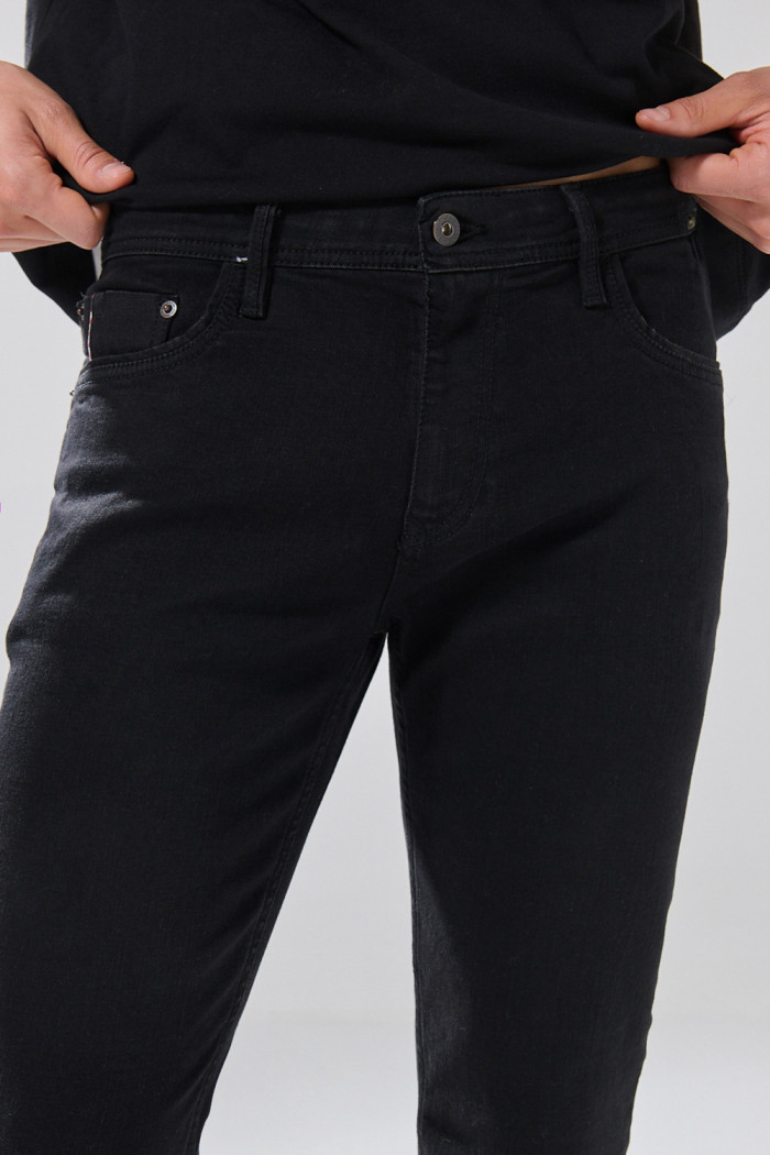 Jean infaltables negro skinny con tiro bajo y bolsillos
