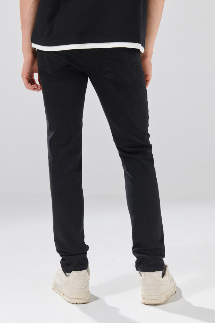 Jean infaltables negro skinny con tiro bajo y bolsillos
