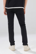 Jean infaltables negro skinny con tiro bajo y bolsillos

