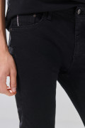 Jean infaltables negro skinny con tiro bajo y bolsillos
