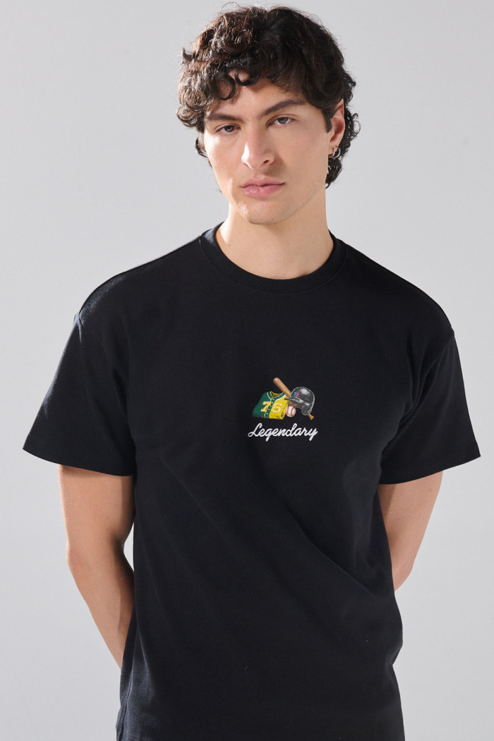 Camiseta negra en algodón manga corta con arte college 
