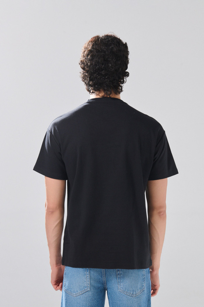 Camiseta negra en algodón manga corta con arte college 

