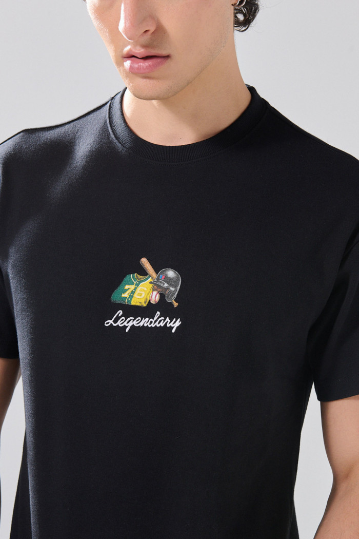 Camiseta negra en algodón manga corta con arte college 
