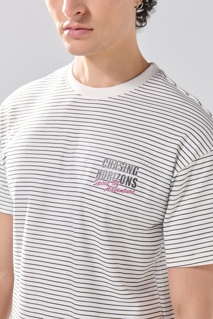 Camiseta crema clara college manga corta con rayas
