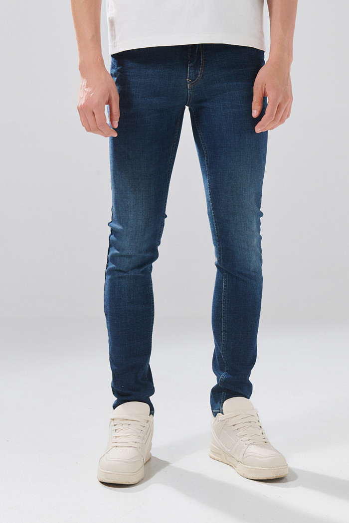 Jean skinny infaltables azul oscuro con bolsillos y tiro bajo
