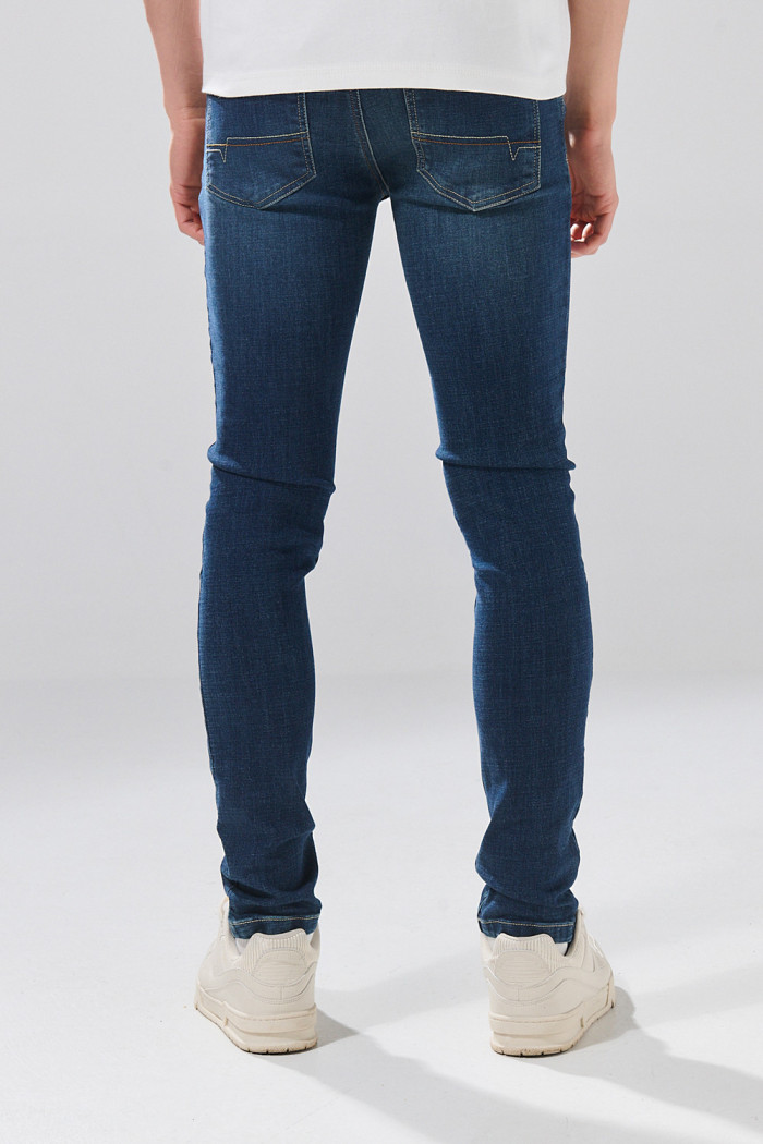 Jean skinny infaltables azul oscuro con bolsillos y tiro bajo
