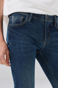Jean skinny infaltables azul oscuro con bolsillos y tiro bajo
