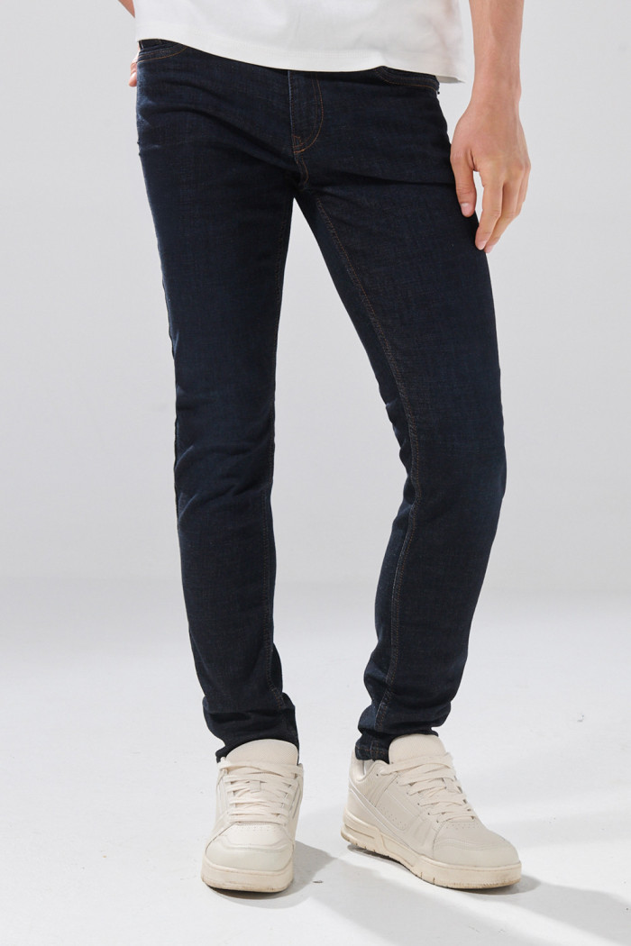Jean azul intenso skinny infaltables con costuras y tiro bajo
