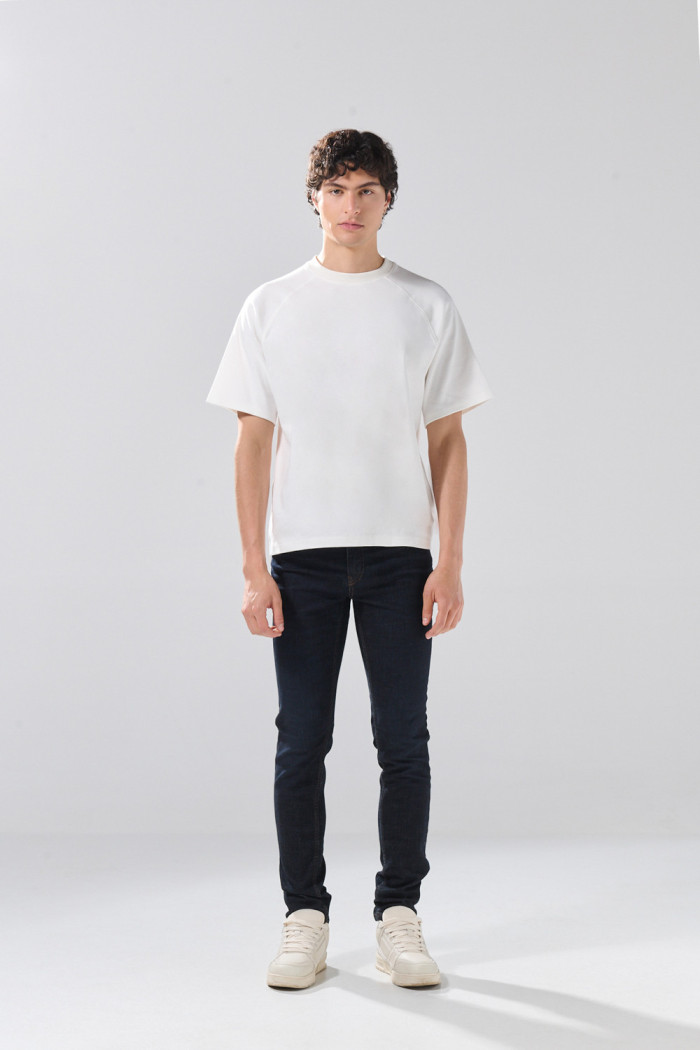 Jean azul intenso skinny infaltables con costuras y tiro bajo

