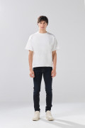 Jean azul intenso skinny infaltables con costuras y tiro bajo

