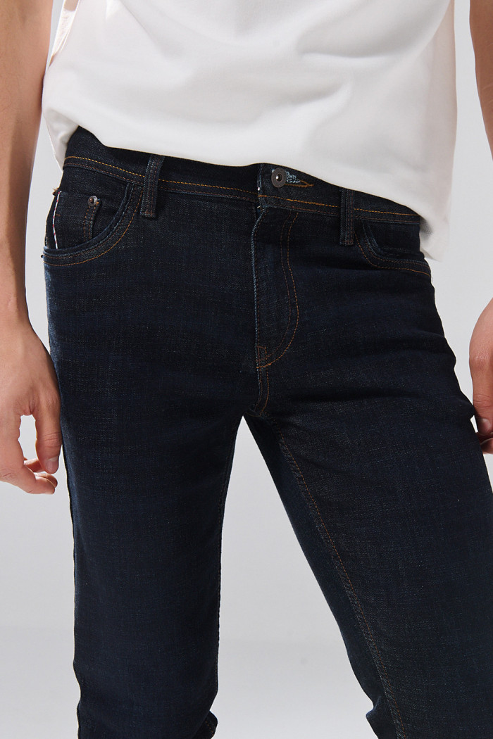 Jean azul intenso skinny infaltables con costuras y tiro bajo
