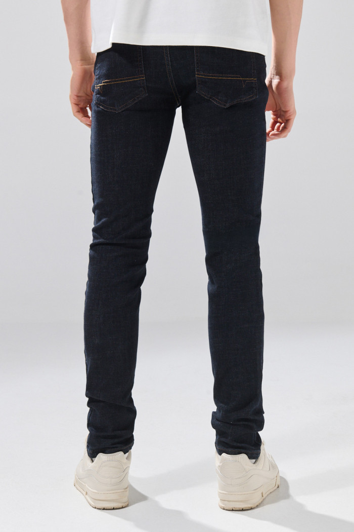 Jean azul intenso skinny infaltables con costuras y tiro bajo
