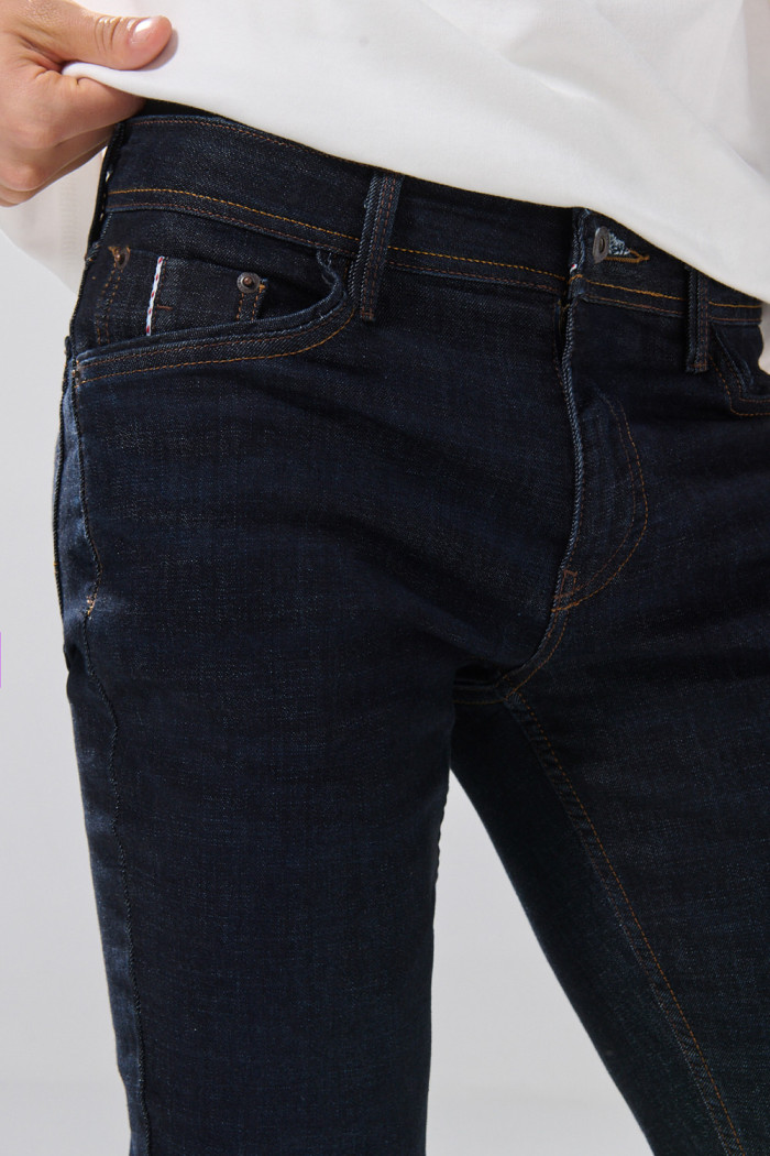 Jean azul intenso skinny infaltables con costuras y tiro bajo
