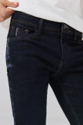 Jean azul intenso skinny infaltables con costuras y tiro bajo
